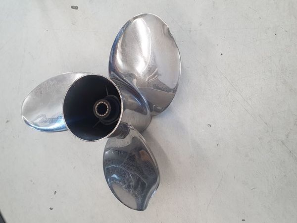 Rebell propell 15 ¾ x 15 – Suzuki 200 HK – før reparasjon